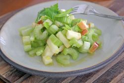Салат з стеблової селери з огірком