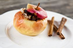 Яблоки, запеченные с рисом