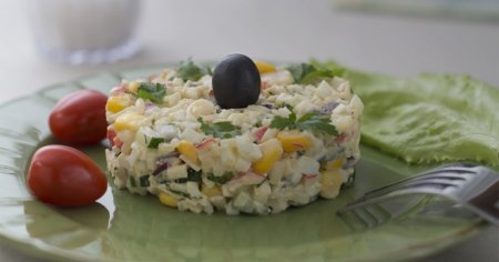 Крабовий салат без рису з огірком, кукурудзою, капустою і картоплею