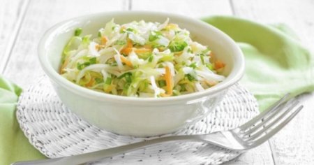 Салат з квашеної капусти - рецепти з картоплею, горошком, яблуком і солоними огірками