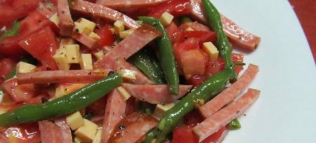 Салат з квасолею і ковбасою - рецепти з помідорами, корейською морквою і кукурудзою