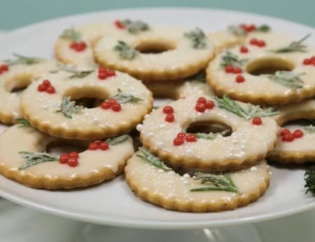 Лимонне хрустке пісочне печиво, прикрашене в різдвяному стилі